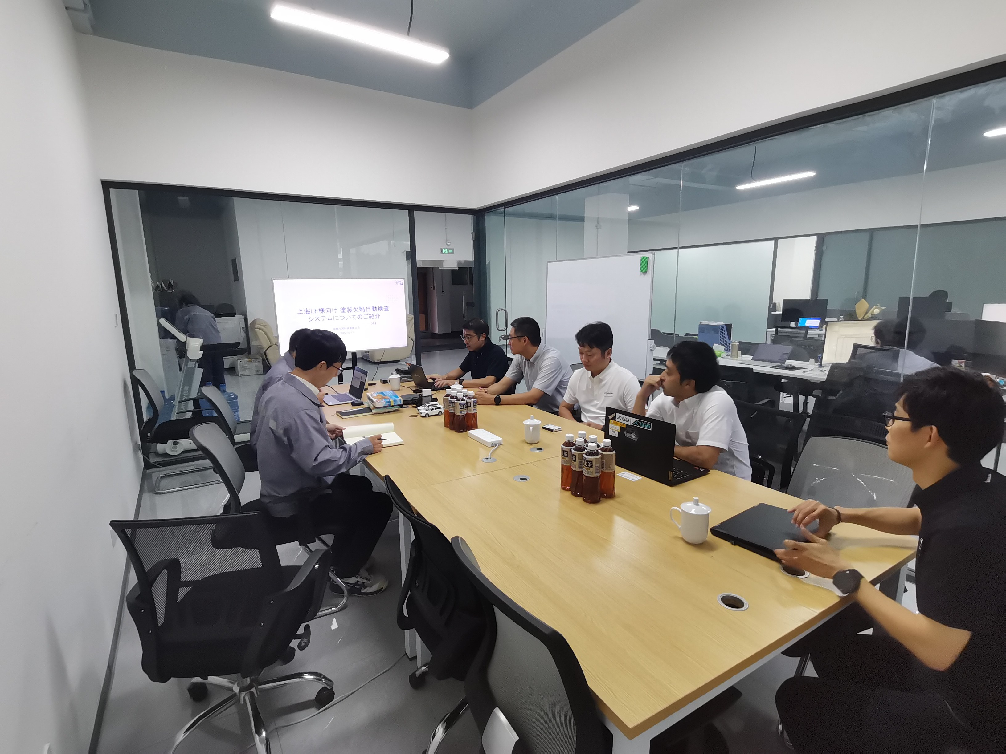 近日丰田汽车相关领导、专家到访小淞，视察涂装表面缺陷检查系统的开发进展